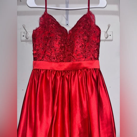 Red Wedding/Prom Dress - Picture 4 of 9